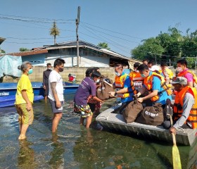 นายวิลาศ รุจิวัฒนพงศ์ รองประธานฝ่ายบรรเทาทุกข์ ... Image 5